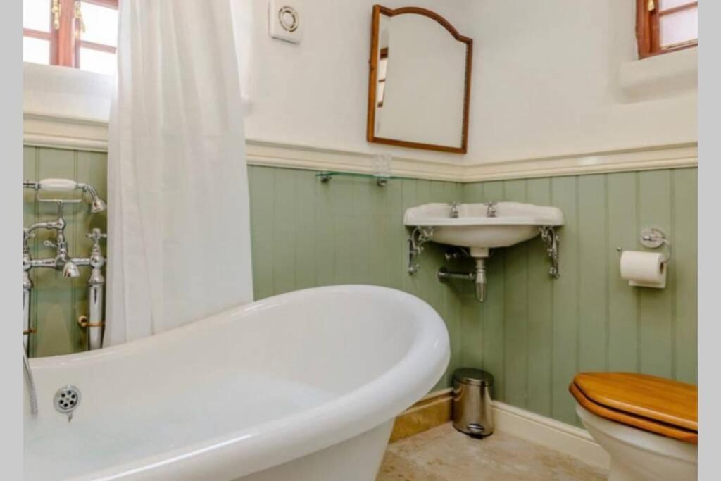 The Cow House - In The Heart Of Whitby Villa ภายนอก รูปภาพ