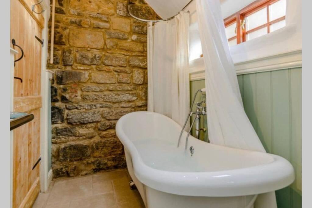 The Cow House - In The Heart Of Whitby Villa ภายนอก รูปภาพ